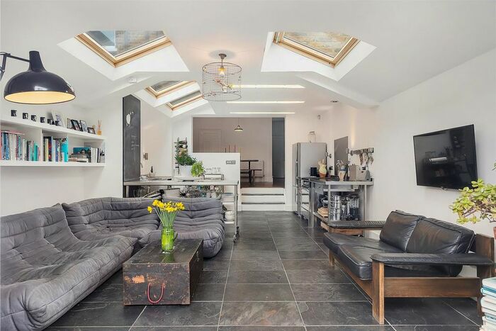 2 Bedroom Property To Rent In Temperley Road, Balham, London, SW12