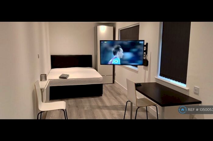 Studio To Rent In Camberwell, London, SE5