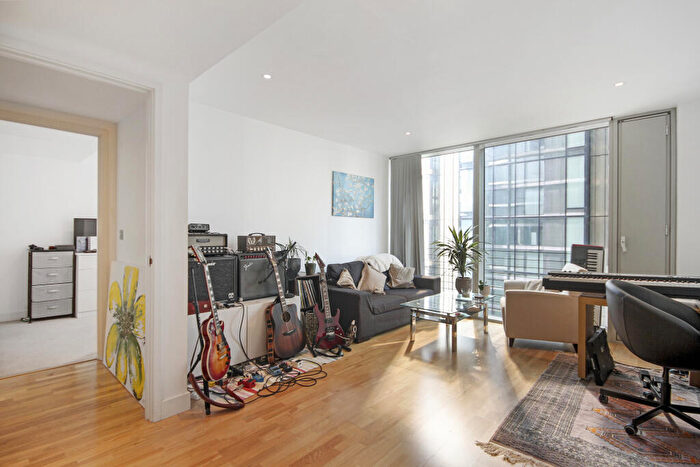 1 Bedroom Apartment To Rent In The Landmark, Canary Wharf, E14