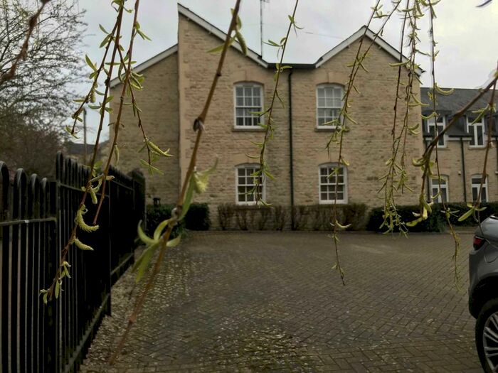 2 Bedroom Flat To Rent In Woodford Mill, Witney, OX28