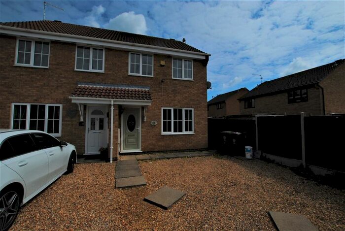 3 Bedroom Semi-Detached House To Rent In Glamis Close, Rushden, NN10