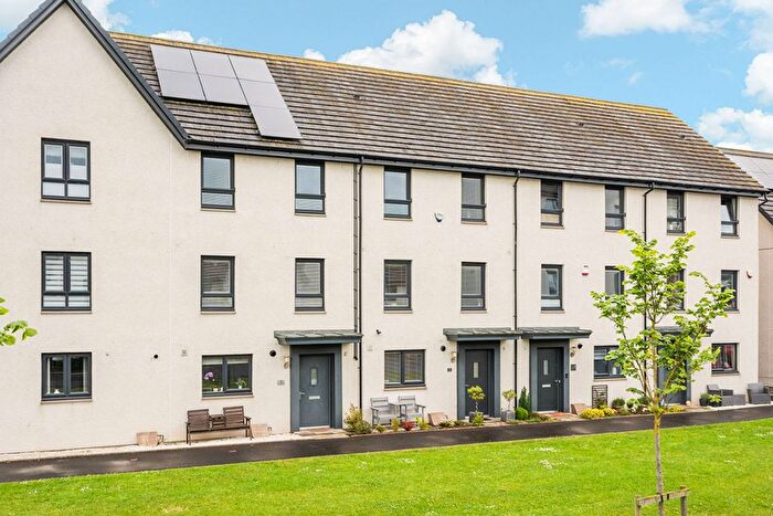 4 Bedroom Town House For Sale In Barnyard Park Rigg, South Gyle, Edinburgh, EH12