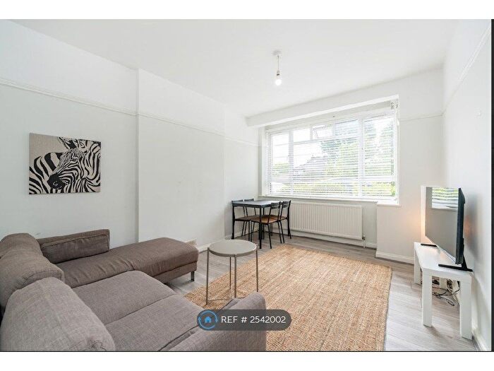 2 Bedroom Flat To Rent In Old House Gardens, Twickenham, TW1