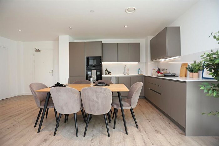 3 Bedroom Flat To Rent In Lockside Lane, Salford, M5