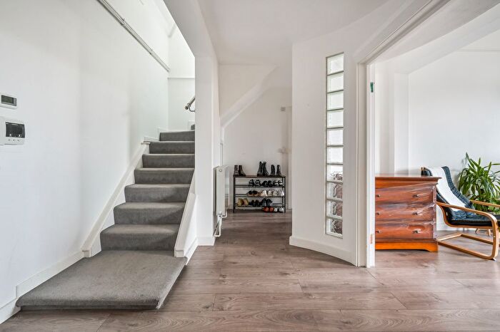 3 Bedroom Flat To Rent In Tyssen Street, London, E8