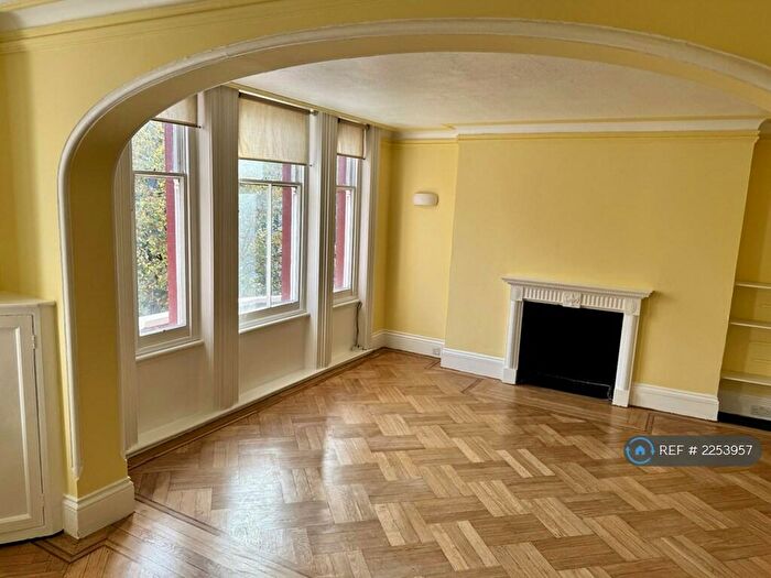 2 Bedroom Flat To Rent In Oxford & Cambridge Mansions, London, NW1
