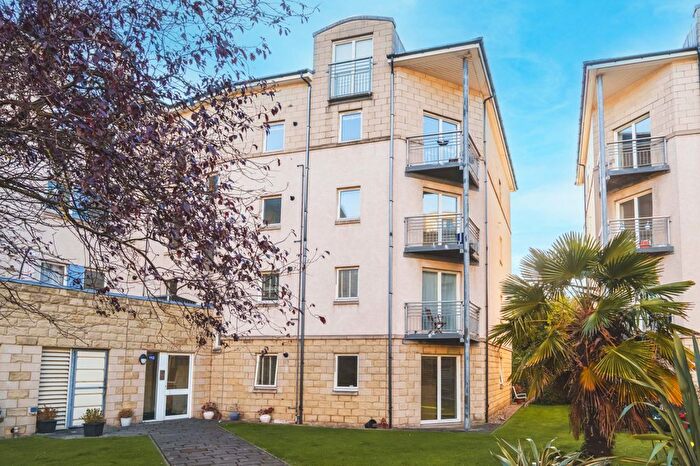 3 Bedroom Flat For Sale In Crewe Road North, Crewe, Edinburgh, EH5
