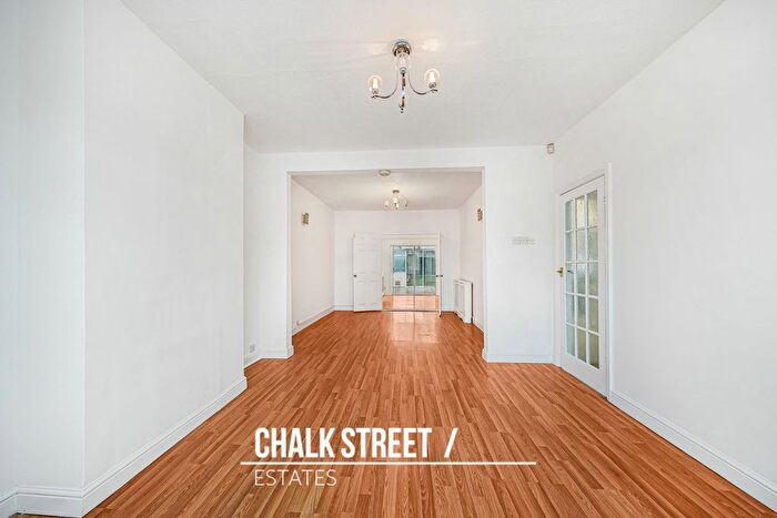 4 Bedroom Semi-Detached House For Sale In Standen Avenue, Hornchurch, RM12