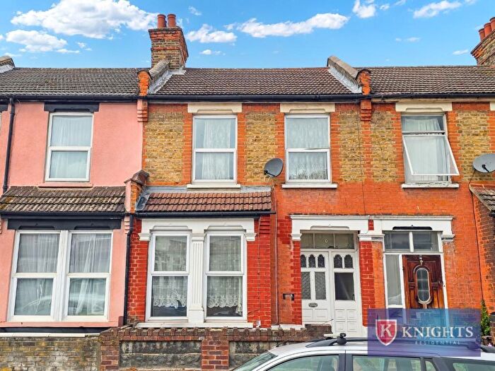 2 Bedroom House For Sale In Kingsway, London, EN3