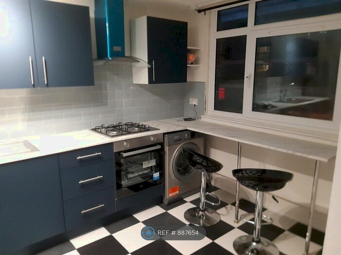 3 Bedroom Flat To Rent In Flaxman Road, London, SE5