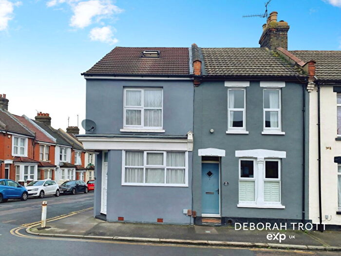 2 Bedroom Terraced House For Sale In Queen Street, Rochester, ME1