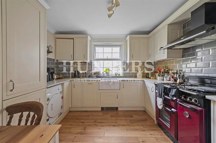 4 Bedroom Maisonette To Rent In Walford Road, London, London, N16