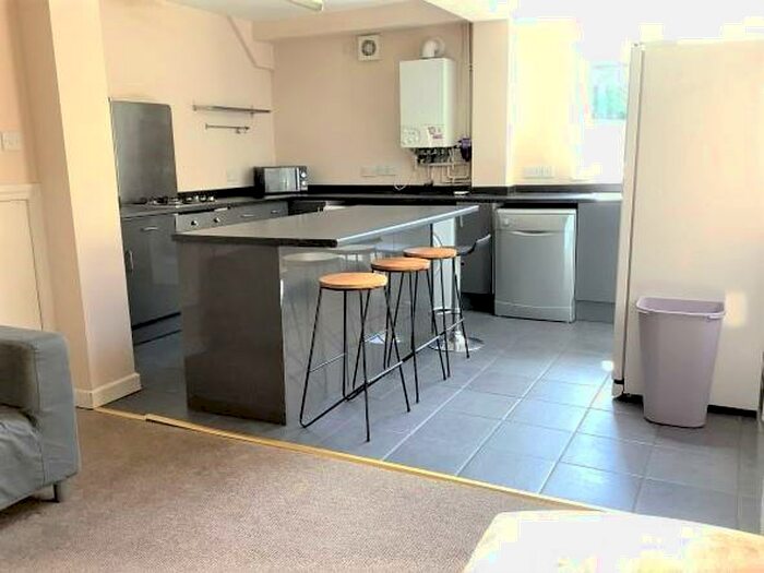 6 Bedroom Detached House To Rent In Bristol Road, Selly Oak, Birmingham, B29