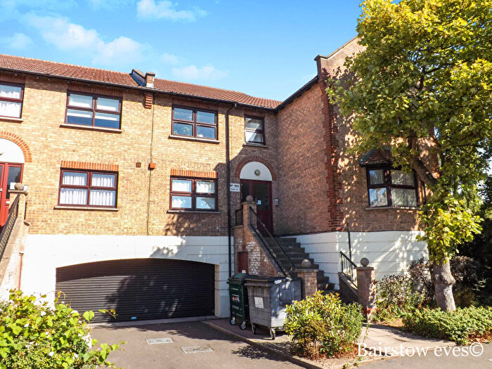 2 Bedroom Flat To Rent In Coppermill Lane, Walthamstow, E17