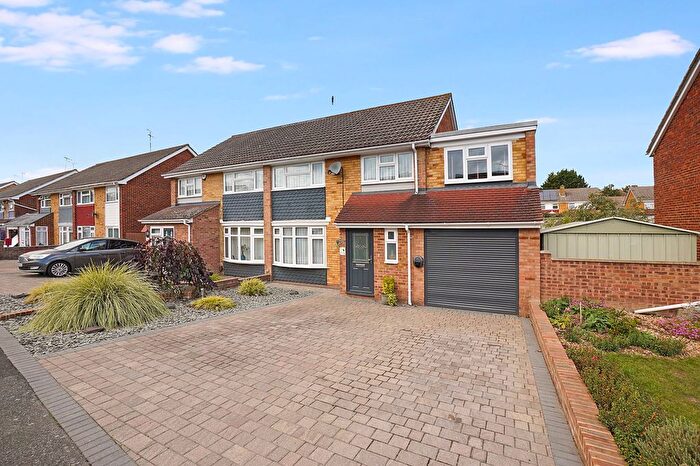 4 Bedroom Semi-detached House For Sale In Woodberry Drive, Sittingbourne, Kent, ME10