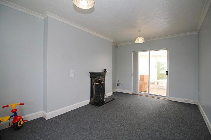3 Bedroom Semi-Detached House To Rent In Farnham Road, Loughborough, LE11