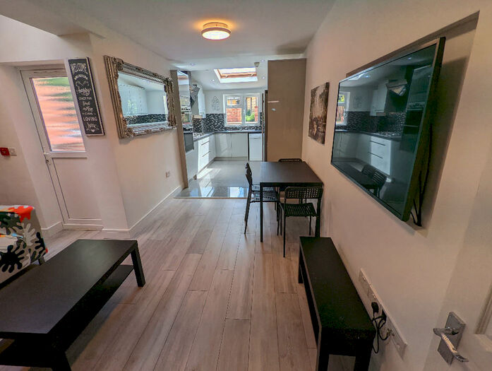 6 Bedroom Terraced House To Rent In Grange Avenue, Reading, Berkshire, RG6