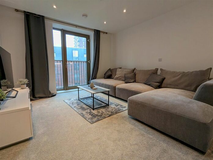 3 Bedroom Flat To Rent In Local Crescent, The Crescent, Salford, M5