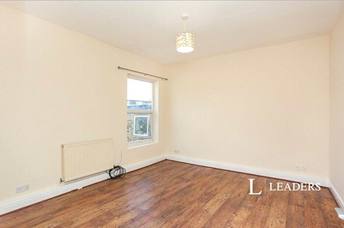 3 Bedroom Flat To Rent In Sundridge Parade, Plaistow Lane, Bromley, BR1