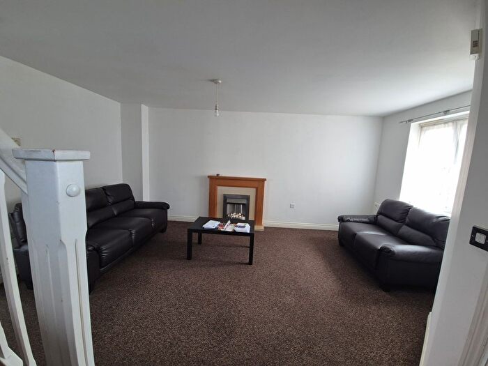 3 Bedroom Semi-Detached House To Rent In Nine Acres Close, Hayes, UB3