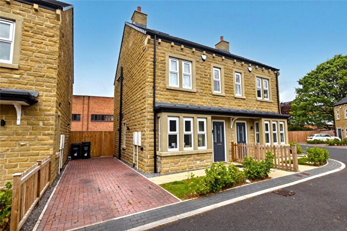 3 Bedroom Semi-Detached House For Sale In Albion Close, Bradford, West Yorkshire, BD10