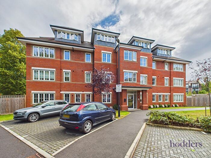 1 Bedroom Flat For Sale In Hobbs Close, West Byfleet, Surrey, KT14