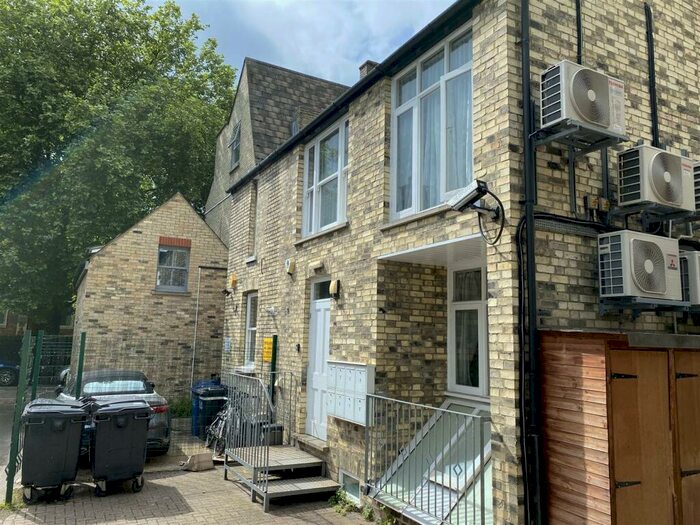 Flat To Rent In Flat, Newmarket Road, Cambridge, CB5