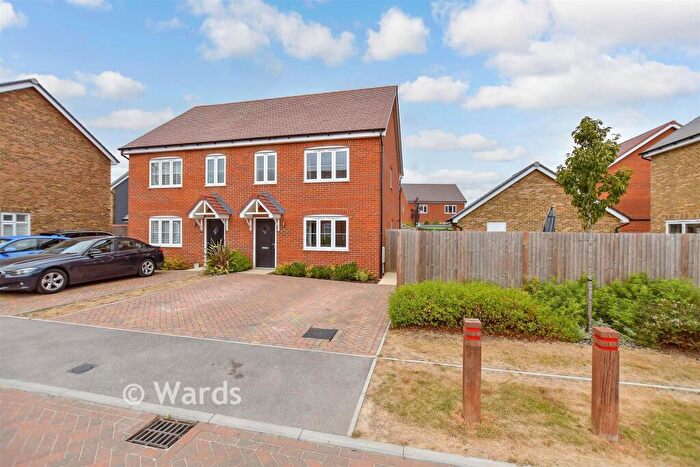 3 Bedroom Semi Detached House For Sale In Butterfield Way, Ash, Kent, CT3