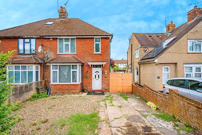 3 Bedroom Semi-Detached House For Sale In Chiltern Road, Dunstable, Bedfordshire, LU6