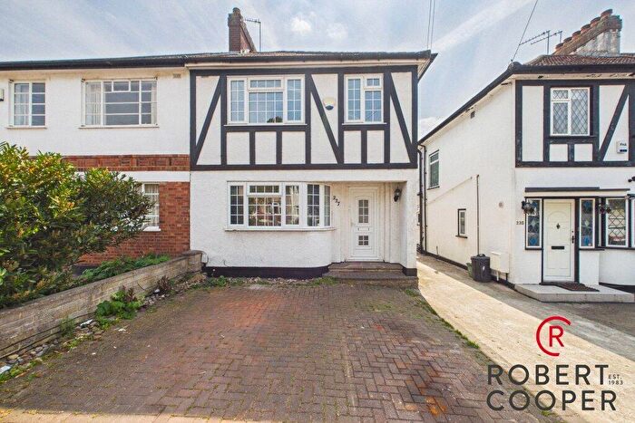 3 Bedroom Semi-Detached House To Rent In The Fairway, Ruislip, HA4