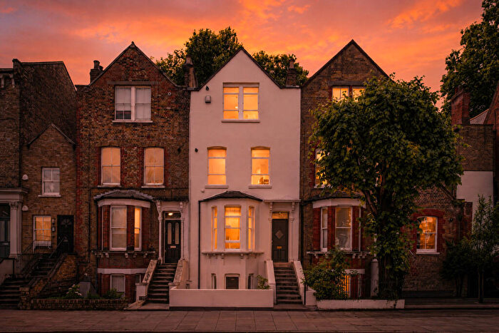 2 Bedroom Flat For Sale In Sandringham Road, London, E8