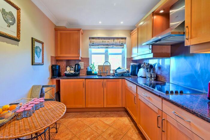 2 Bedroom Flat To Rent In St Johns Hill Road, St Johns, Woking, GU21