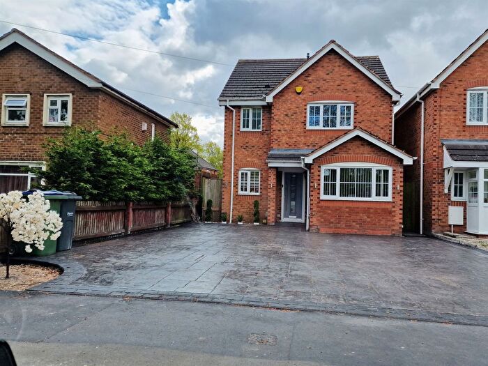3 Bedroom Detached House For Sale In Kesteven Road, West Bromwich, B71