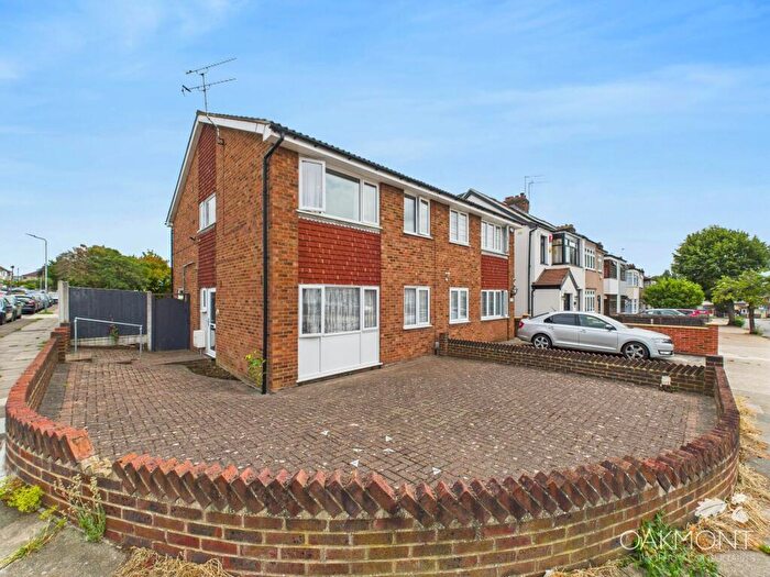 4 Bedroom Semi Detached House For Sale In Mowbrays Road, Romford, RM5