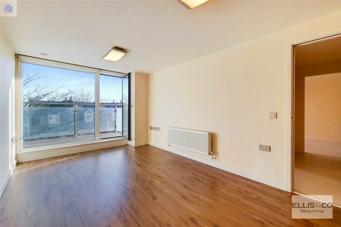 2 Bedroom Flat To Rent In The Green, Southall, UB2