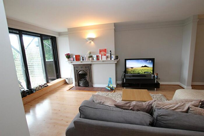 2 Bedroom Apartment To Rent In Cavendish Place, The Park, NG7