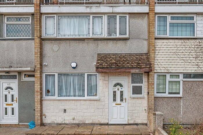 3 Bedroom Maisonette For Sale In Southwark Path, Basildon, Essex, SS14