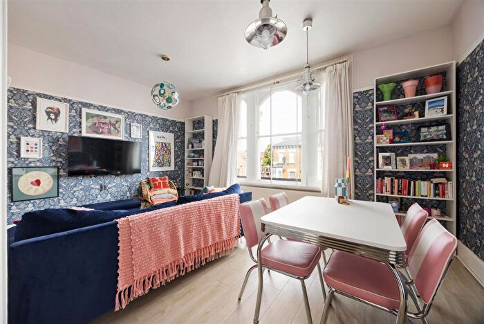 2 Bedroom Apartment For Sale In Lea Bridge Road, Leyton, E10