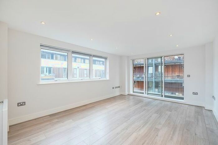 2 Bedroom Flat To Rent In Long Lane, London, SE1