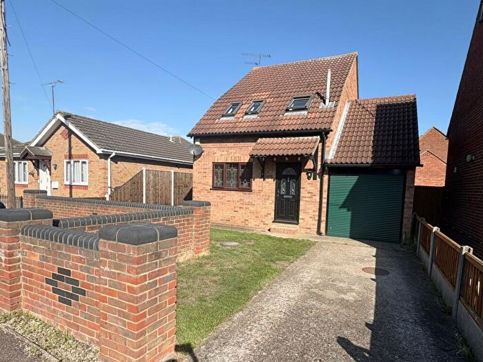 2 Bedroom Detached House To Rent In Ashworths, Canvey Island, Essex, SS8