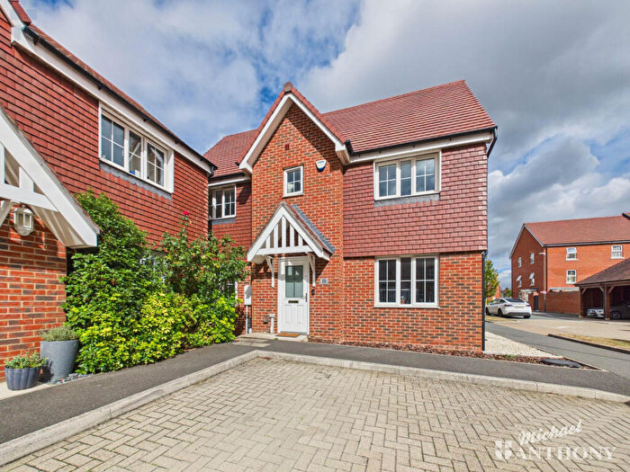 3 Bedroom Detached House For Sale In Carriage Road, Broughton, HP22
