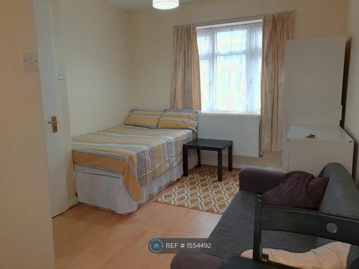 Studio To Rent In Carlyon Close, London, HA0