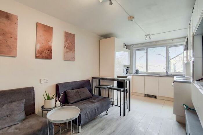 2 Bedroom Flat To Rent In O'leary Square, Stepney, London, E1