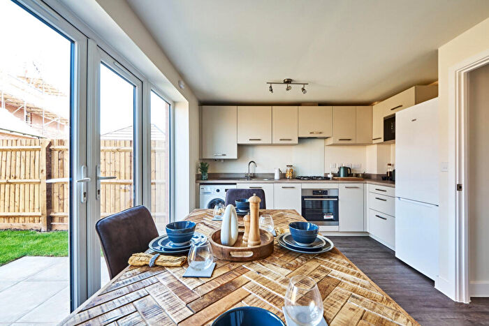 3 Bedroom Semi-Detached House For Sale In Wainwright Road, Hugglescote, LE67