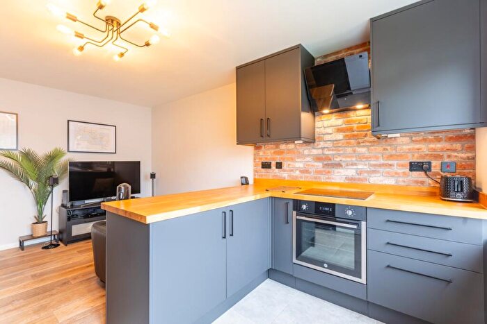 2 Bedroom Flat For Sale In Stratton Court, Guildford, GU2