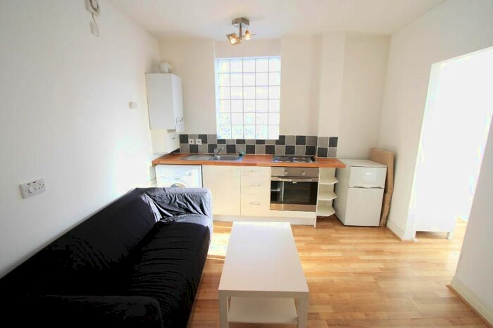 1 Bedroom Flat To Rent In Mitcham Road, Tooting, SW17