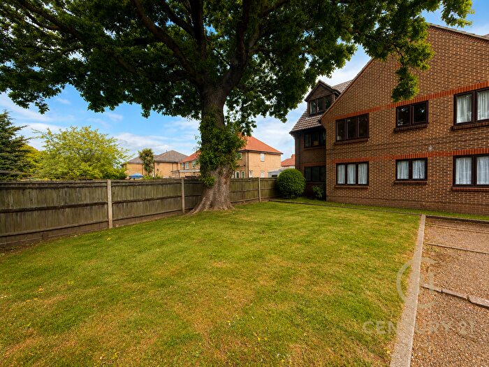 1 Bedroom Flat To Rent In Farm Road, Esher, KT10