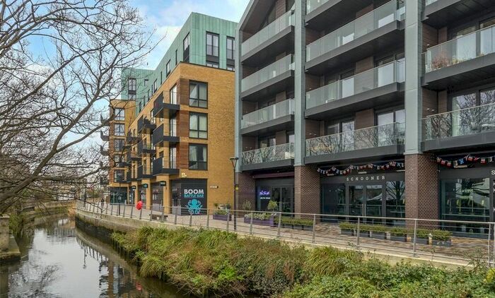 2 Bedroom Flat To Rent In Drapers Yard, London, SW18