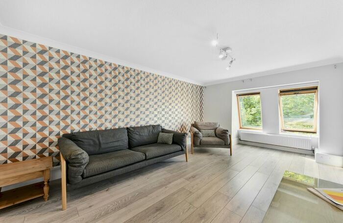 2 Bedroom Flat To Rent In Tintern Close, London, SW19