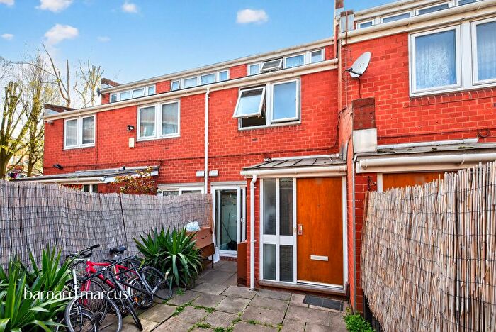 3 Bedroom Maisonette For Sale In Burchell Road, London, SE15
